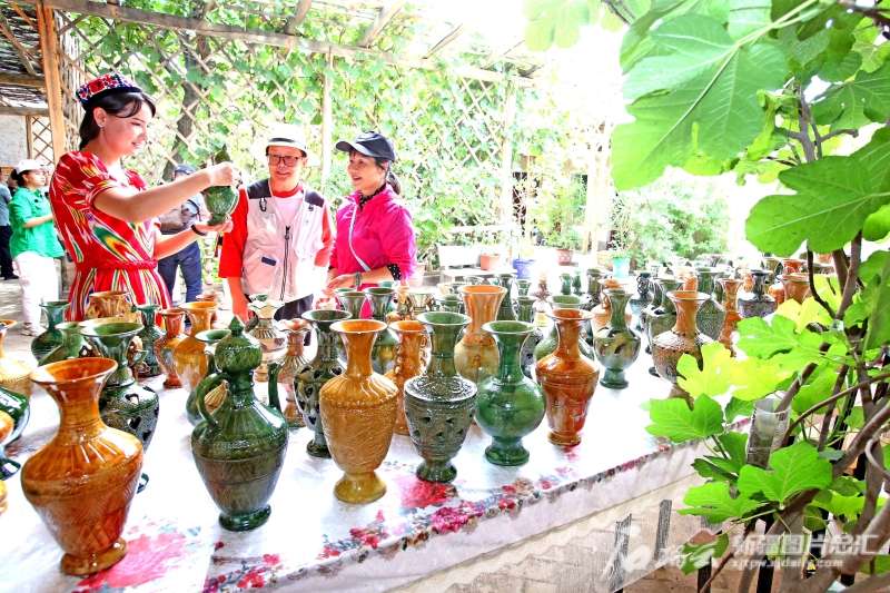 開放式的旅游模式，游客可以進(jìn)入土陶工匠家中，近距離觀賞土陶制作工藝。石榴云/新疆日報(bào)記者 蔡增樂 攝