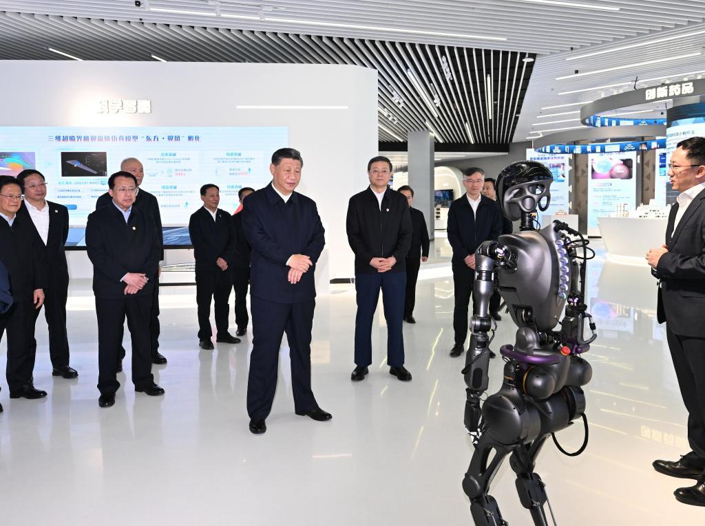 2023年11月28日下午，習(xí)近平在浦東新區(qū)張江科學(xué)城參觀上海科技創(chuàng)新成果展。新華社記者 謝環(huán)馳 攝