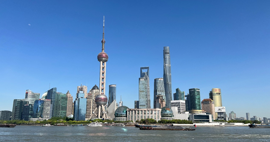 沿蘇州河遠(yuǎn)眺陸家嘴城市建筑群。人民網(wǎng) 馬作鵬 攝