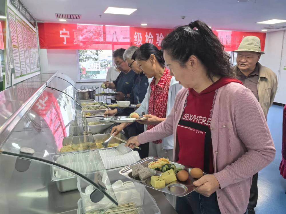 寧夏固原市隆德縣老年養(yǎng)護院里，旅居老人在取早餐。（楊珍珍攝）