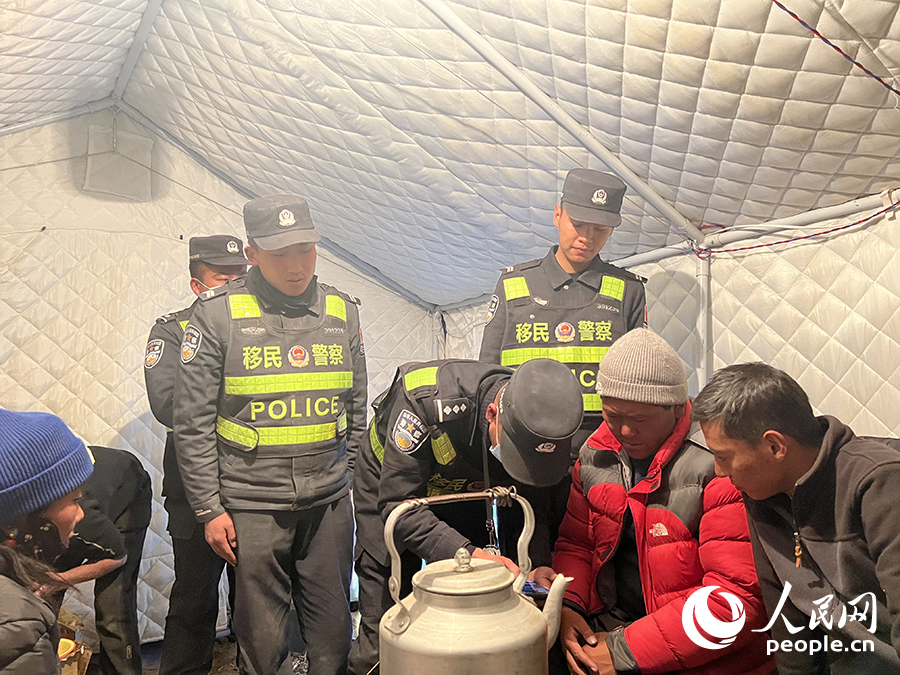 00后洛桑多吉（左）和馬樂(lè)聘（右）開(kāi)展防火宣傳。人民日?qǐng)?bào)記者 瓊達(dá)卓嘎攝