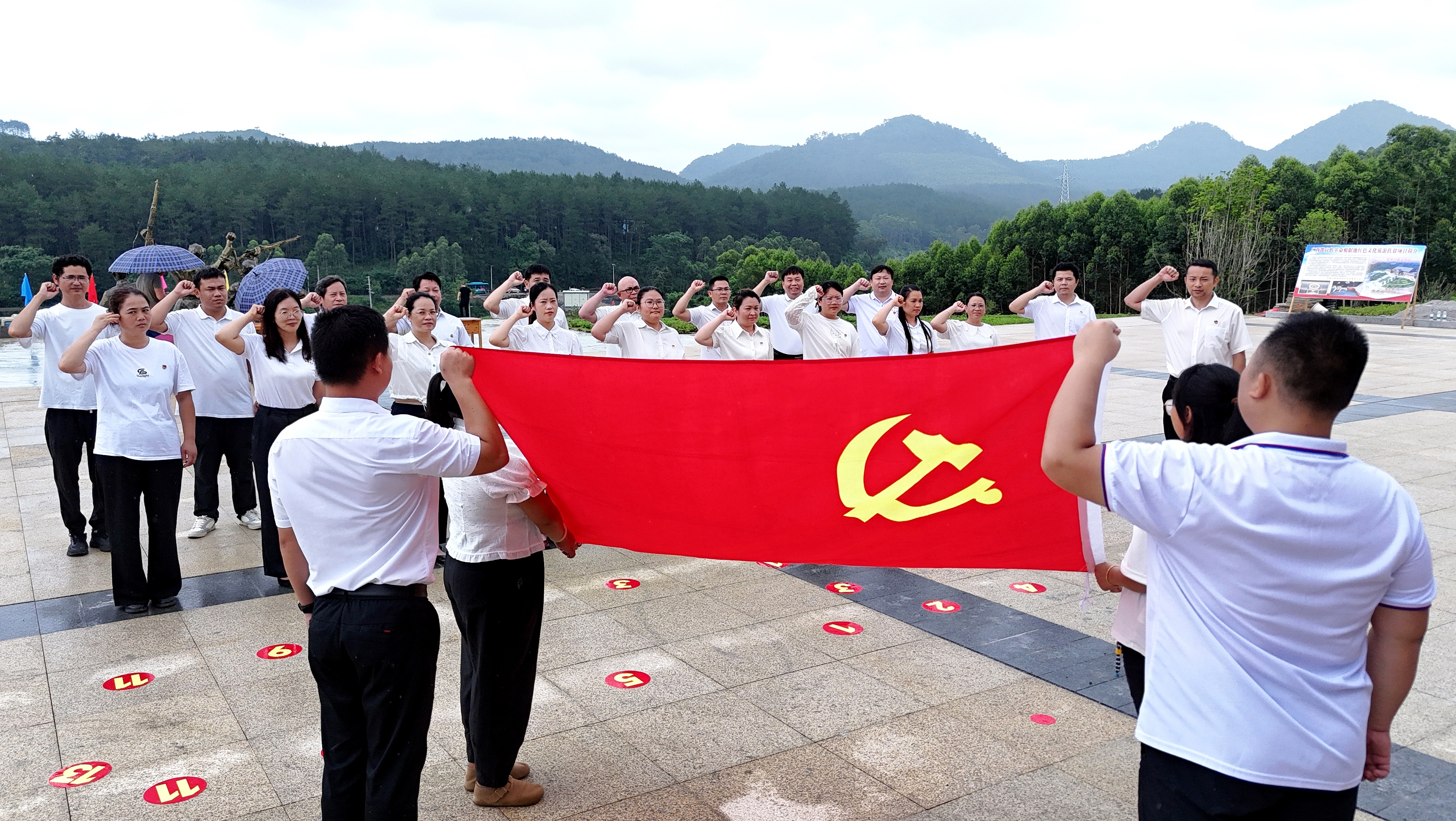 2025年7月1日，廣西都宜忻人民解放總隊(duì)紀(jì)念館前，黨員面向黨旗重溫入黨誓詞。