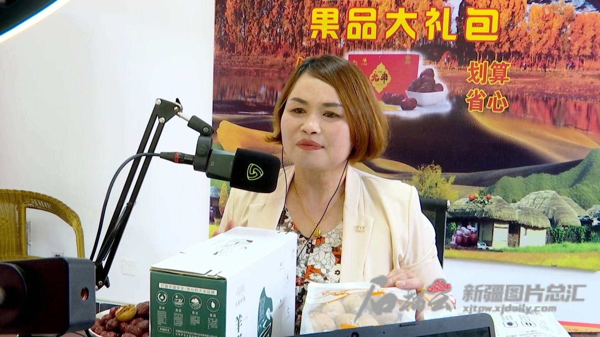 尤良英在直播帶貨。2021年，尤良英組建的直播團(tuán)隊(duì)網(wǎng)絡(luò)銷售額達(dá)380多萬元。  圖片由本人提供