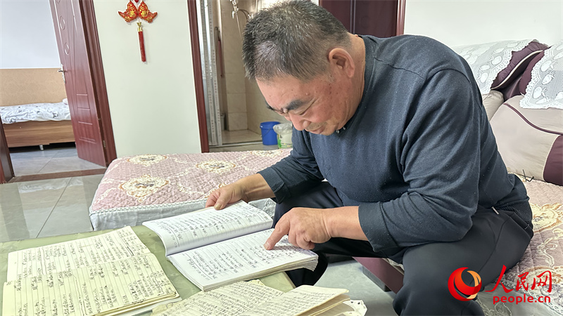 青格達湖鄉(xiāng)天山村村民李強拿出近幾年的賬本查看。人民網記者 楊睿攝