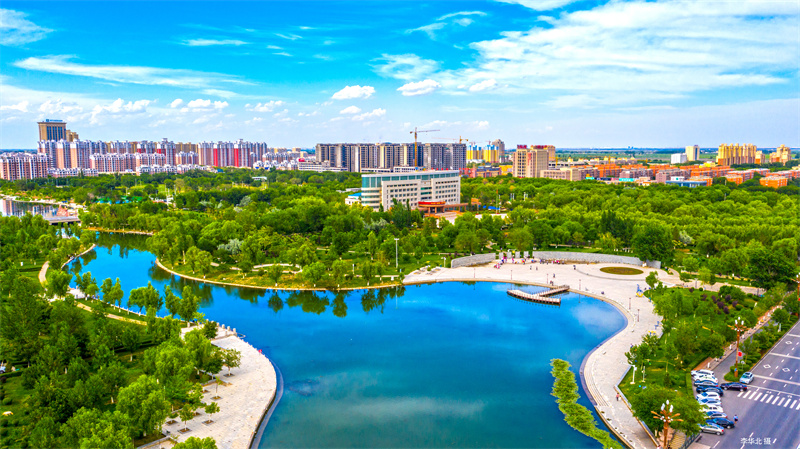 新疆生產(chǎn)建設(shè)兵團(tuán)第六師五家渠市濱河公園一角。李華北攝