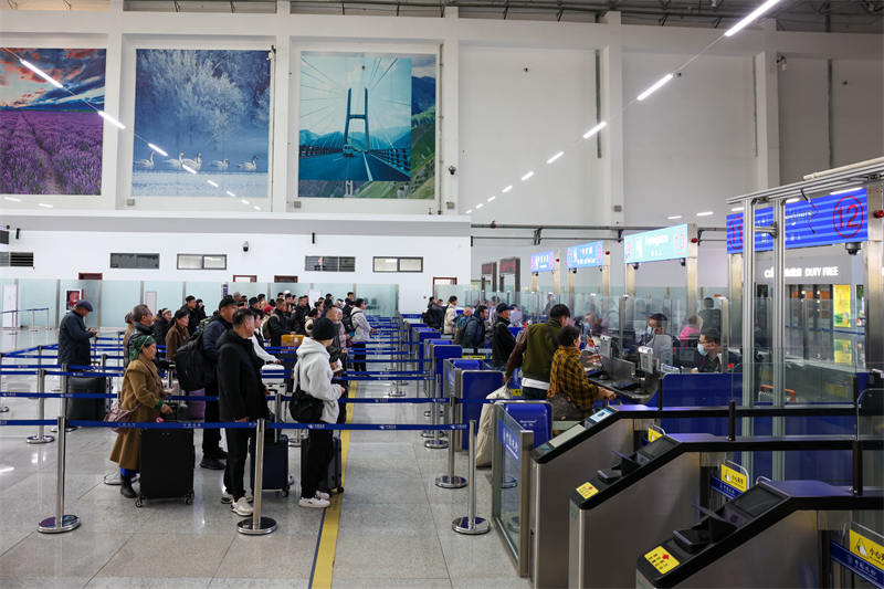 圖為霍爾果斯公路口岸旅檢現(xiàn)場出境旅客有序排隊(duì)等待辦理出境邊檢手續(xù)。曹榮攝