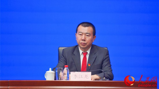 新疆國際博覽事務(wù)局策劃發(fā)展部部長李江龍回答記者提問。人民網(wǎng) 李欣洋攝