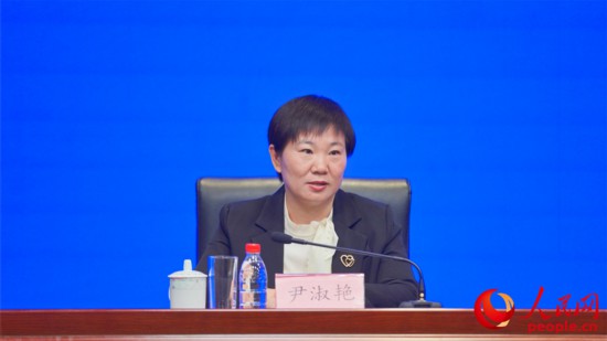 新疆國際博覽事務局副局長尹淑艷回答記者提問。人民網(wǎng) 李欣洋攝
