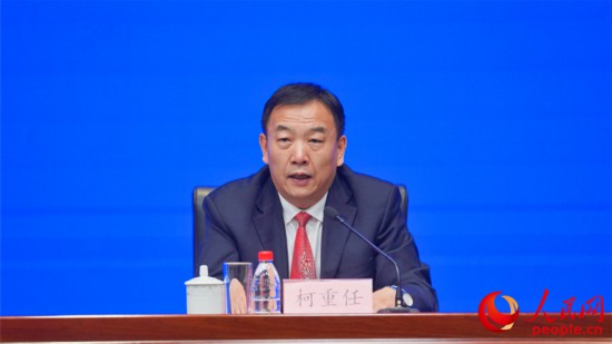 新疆生產(chǎn)建設(shè)兵團(tuán)貿(mào)促會專職副會長柯重任回答記者提問。人民網(wǎng) 李欣洋攝