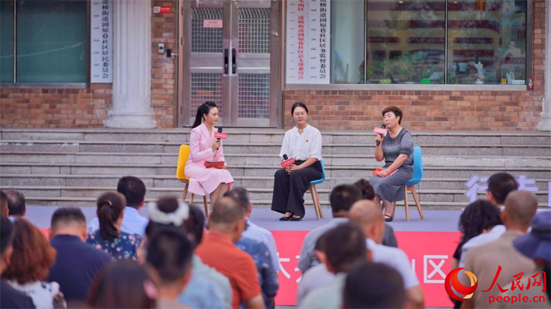 陳文靜（中）、董曉麗（右一）作交流分享。人民網(wǎng) 李欣洋攝