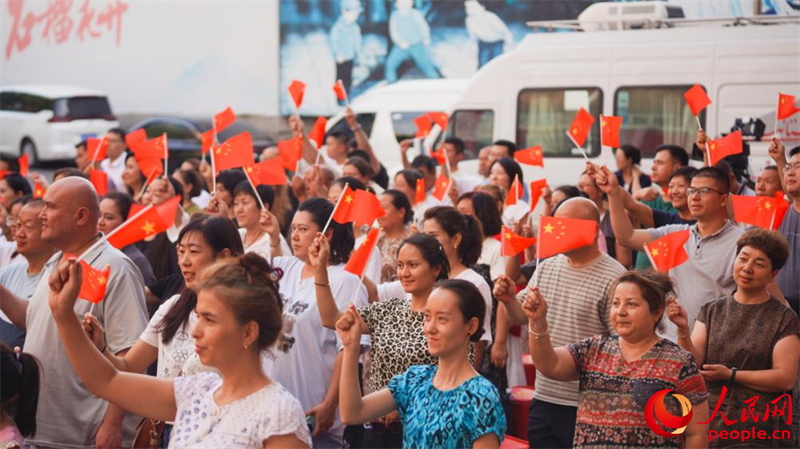 全體合唱《我和我的祖國》。人民網(wǎng) 李欣洋攝